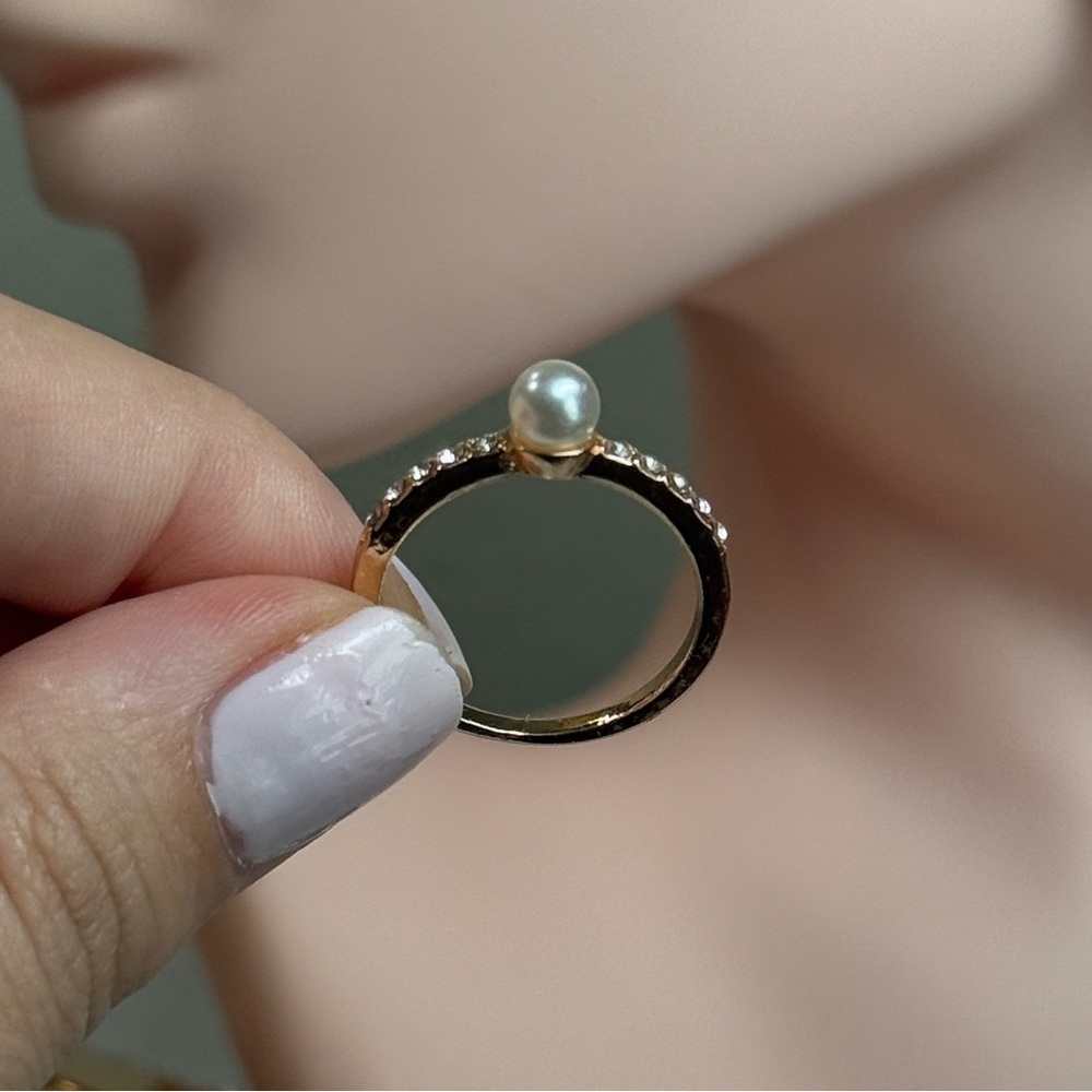 Elegant Gold Ring with Pearl Accent 💍 - Picture 4 of 4